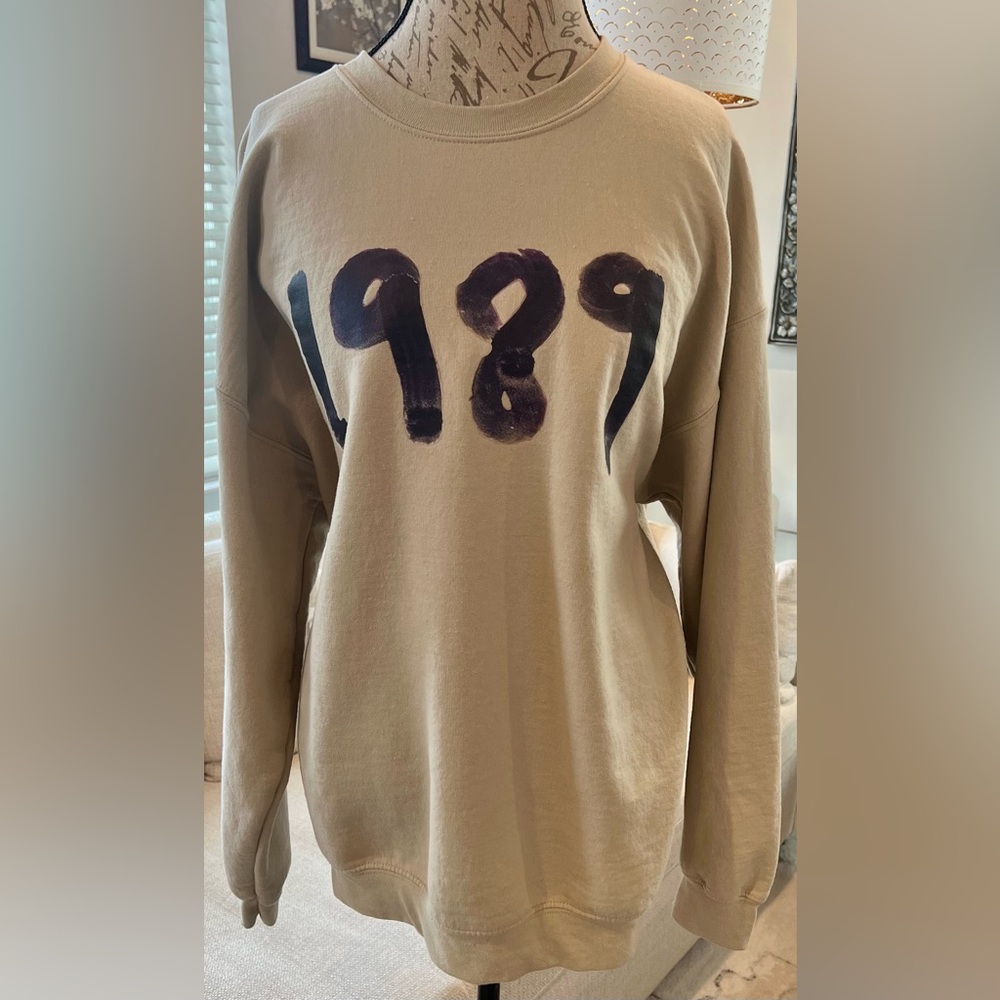 Taylor Swift 1989 Sweatshirt Tan Cream - Picture 1 of 8